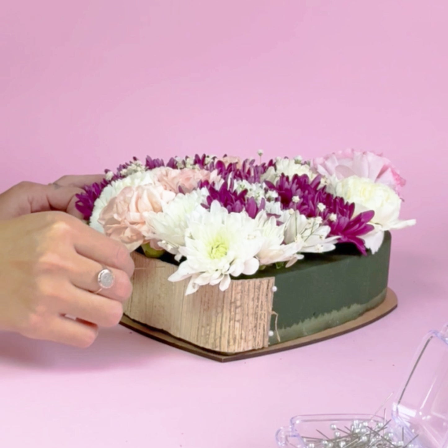 CAJA CON 4 PACK DE CORAZÓNES CON BASE MDF