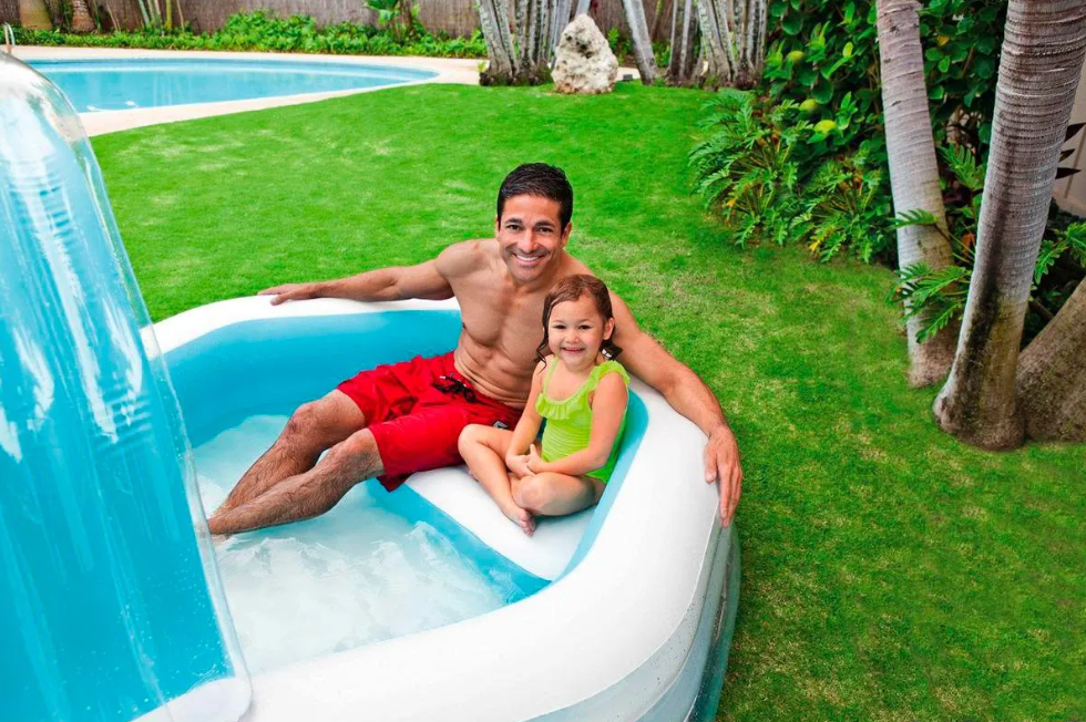 PISCINA FAMILIAR INFLABLE CON ASIENTO Y TECHO EN EL MEDIO